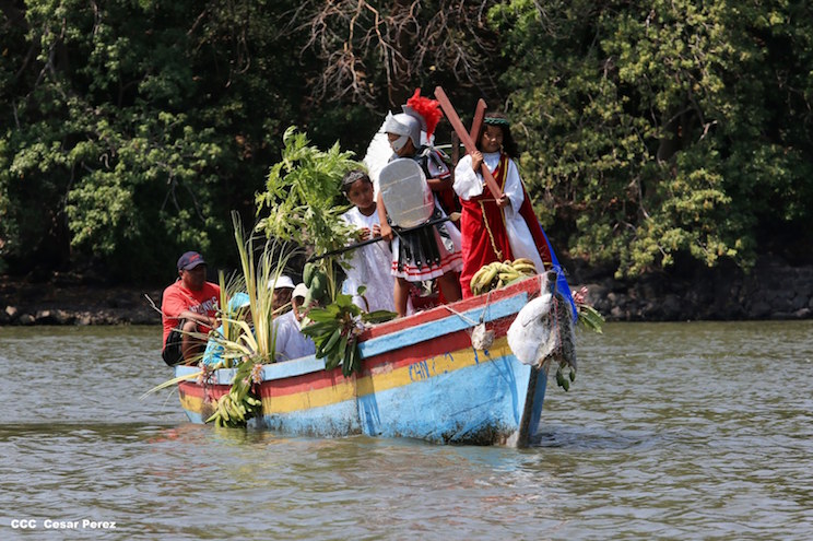 Realizan tradicional Viacrucis Acu&aacute;tico en Lago Cocibolca